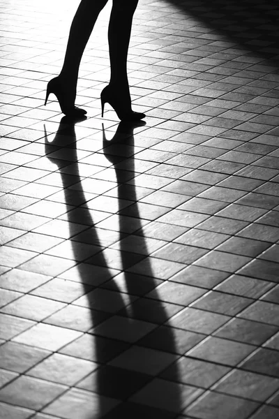 신발을 신고 있는 여성 다리 — 스톡 사진