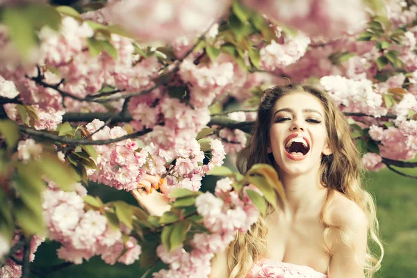 Mujer feliz en flor — Foto de Stock