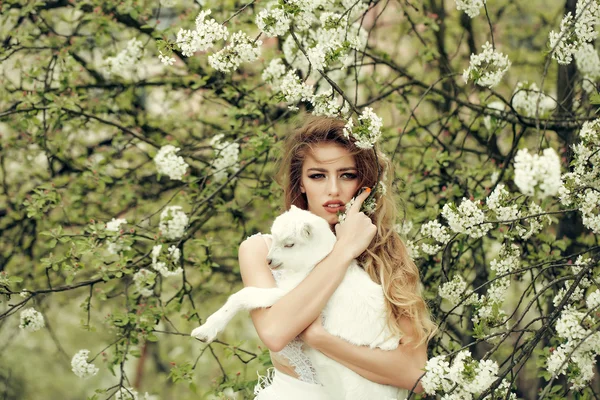 Mulher com cabra em flor — Fotografia de Stock