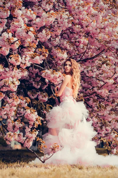Menina glamour em flor rosa — Fotografia de Stock