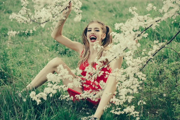 Chica bonita en flor — Foto de Stock