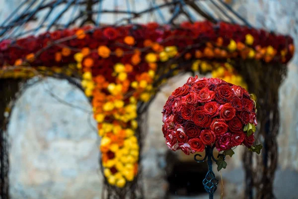 Florale decoratie op tuinhuis — Stockfoto