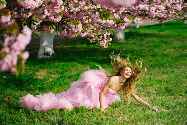 Sinnliche Frau auf Gras mit Blüte — Stockfoto