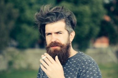 adam açık Sigara İçilmeyen sakallı