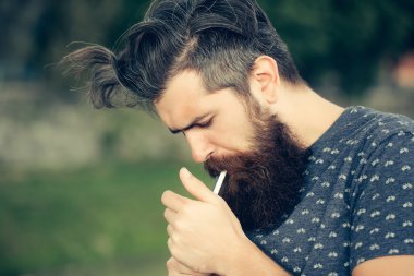 adam açık Sigara İçilmeyen sakallı
