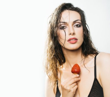 seksi güzel kadın kırmızı çilek ile