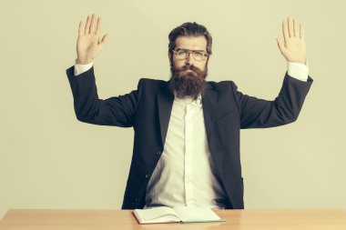 sakallı adam öğretmen masasında