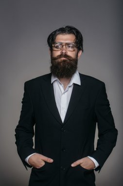 Yakışıklı sakallı adam.