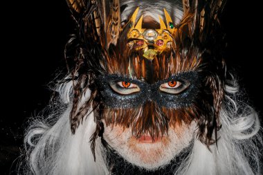 Karnaval maskesi erkek yüzüne