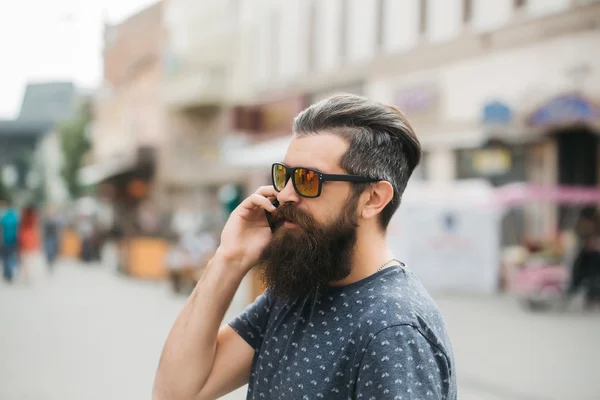 Красивий бородатий чоловік в сонцезахисних окулярах — стокове фото
