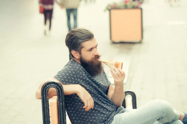 Handsome bearded man eating pizza — Stock Photo, Image