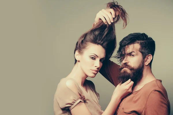 Sexy Paar mit langen Haaren und Bart — Stockfoto