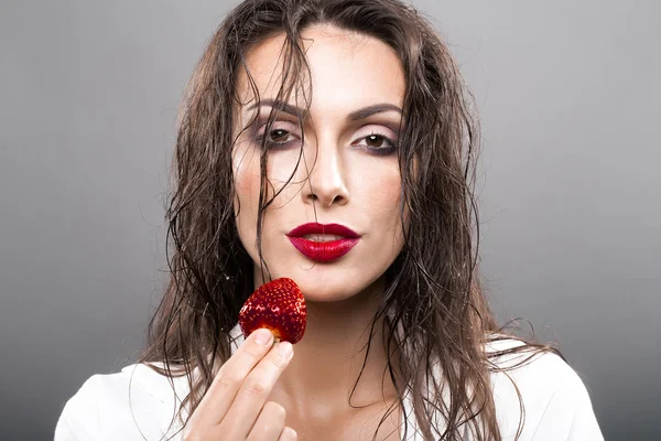 有红唇和草莓的性感美女 — 图库照片