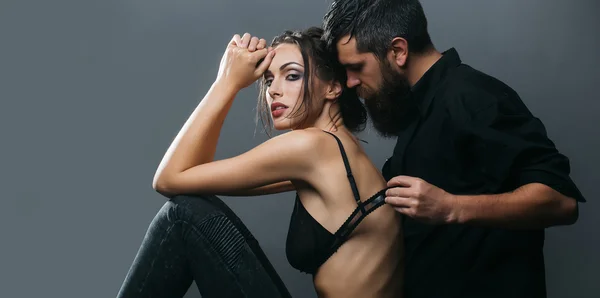 Seksi iki kadın ve sakallı adam — Stok fotoğraf