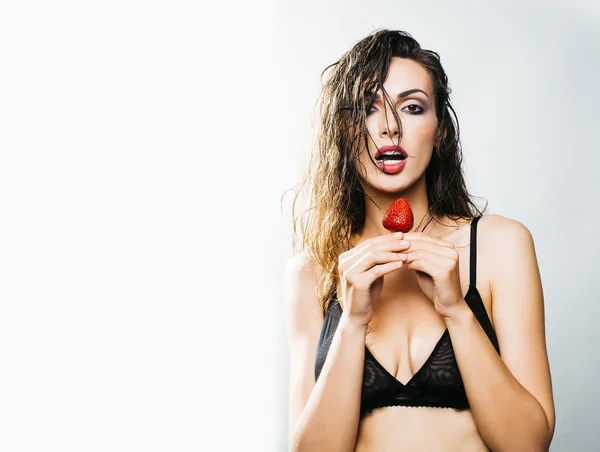 Сексуальна красива жінка з червоною полуницею — стокове фото