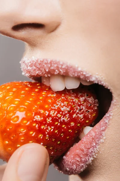 Labios de azúcar hembra morder fresa roja — Foto de Stock
