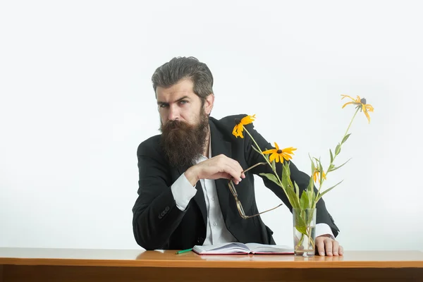 Бородатый человек профессор очки за столом — стоковое фото