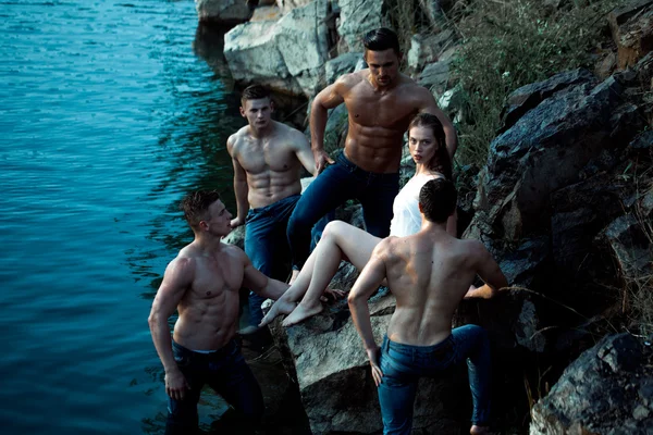 Vier sexy muskulöse Männer und Frauen — Stockfoto