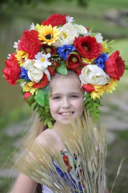 embriodered küçük kız elbise ve ulusal çelenk çiçek