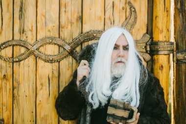 sakallı adam ahşap kupa ile