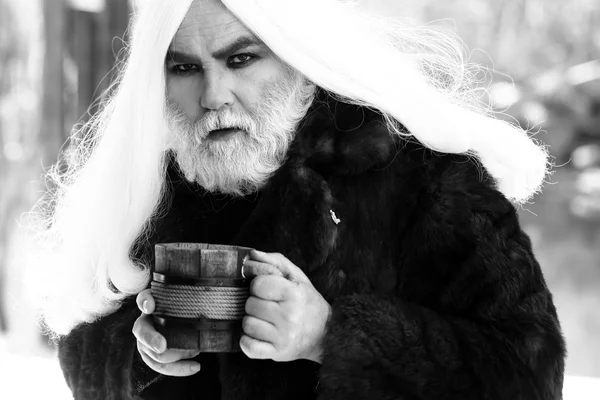 Viejo druida con taza de madera —  Fotos de Stock