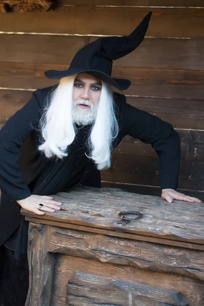 Oude wizard in de buurt van borst- of trunkpoort sierkist — Stockfoto