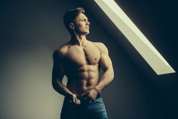 섹시 한 근육 질의 남자 — 스톡 사진