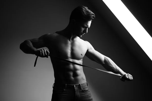 Hombre musculoso con cinturón —  Fotos de Stock