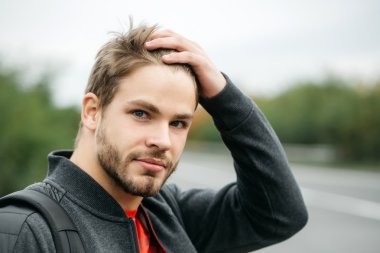 Genç seksi çekici adam