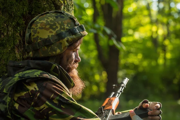 Joven soldado con rifle — Foto de Stock