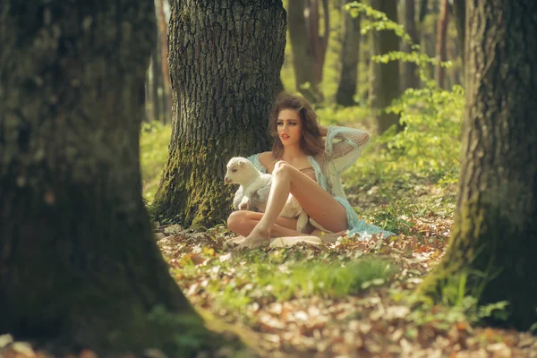 Jeune femme avec chèvre en forêt — Photo