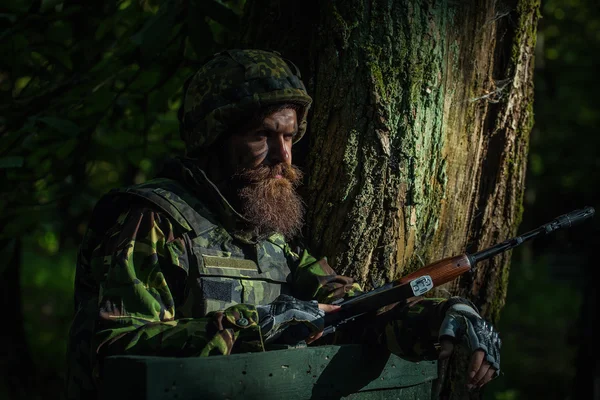 Junger Soldat mit Gewehr — Stockfoto