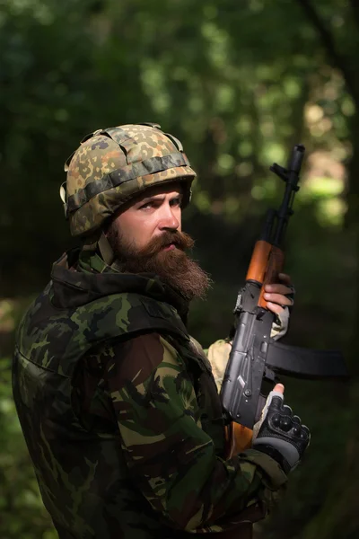 Joven soldado con arma — Foto de Stock