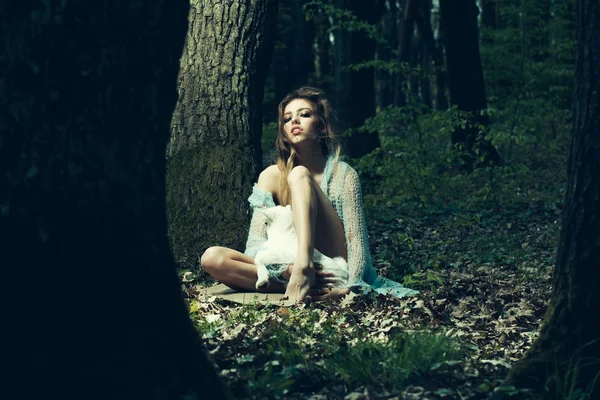 Chica con cabra en el bosque — Foto de Stock