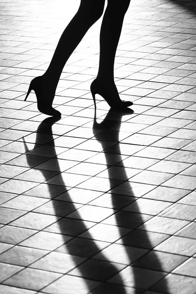 Женские ноги в гламурной обуви — стоковое фото