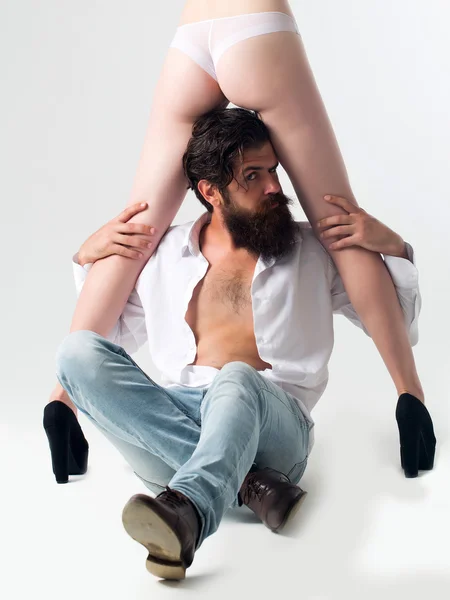 Homme barbu avec des jambes et des fesses féminines — Photo