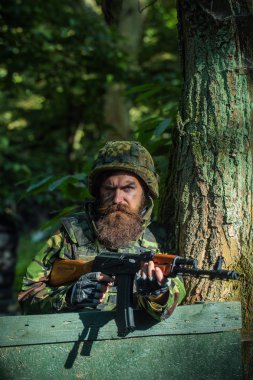 silahı olan genç asker
