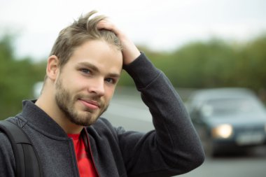 Düşünceli erkek genç sakallı