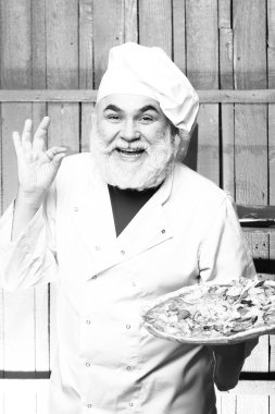 Pizza ile sakallı aşçı