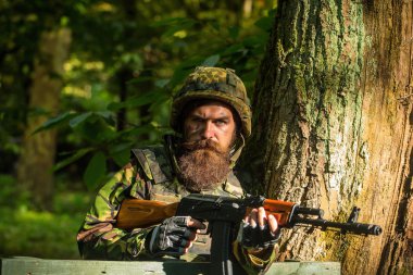 silahı olan genç asker