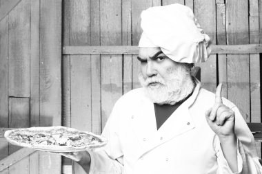 Pizza ile sakallı aşçı
