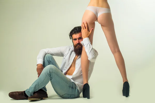 Uomo barbuto con gambe e glutei femminili — Foto Stock