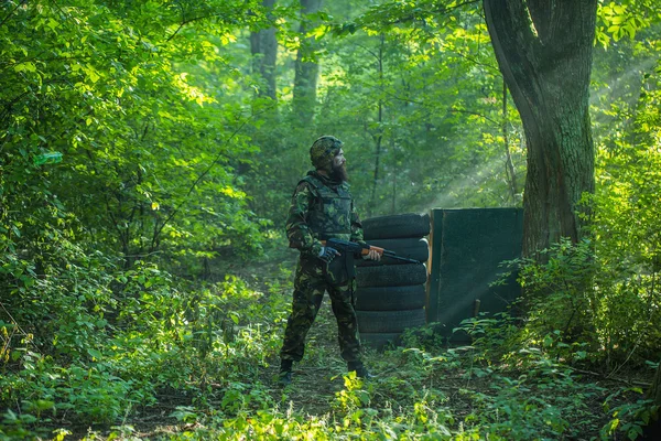 Tüfek ormandaki askerle — Stok fotoğraf