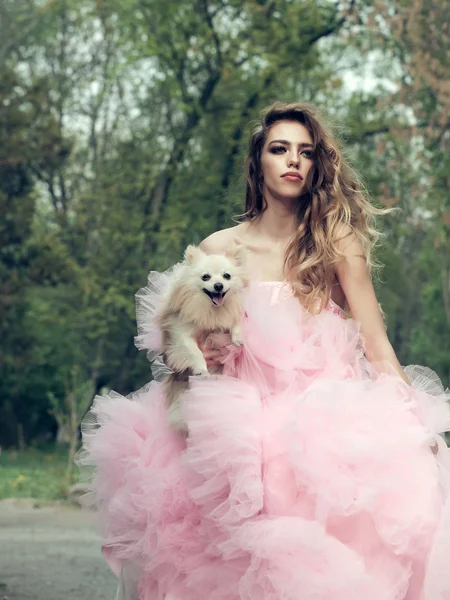 犬とファッショナブルな女性 — ストック写真