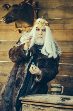 Taş ve kolye hipnoz için eski Sihirbazı