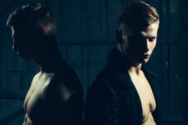 Gövdesi kaslı ikizler