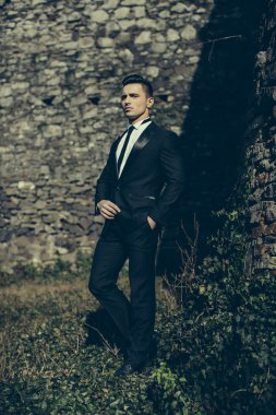 Zarif adam pozlar açık