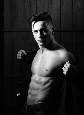 Kas gövde ile tişörtlü adam