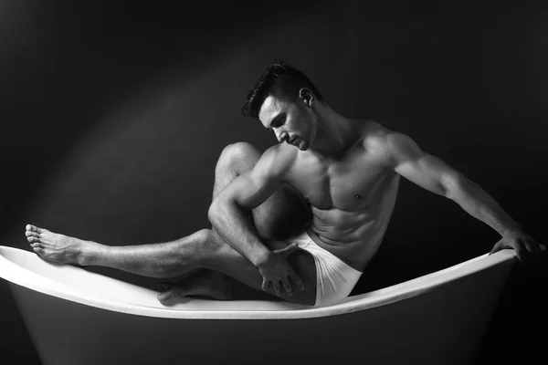 Musculoso hombre en bañera — Foto de Stock