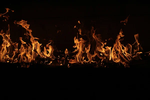 Fuego ardiendo en negro —  Fotos de Stock